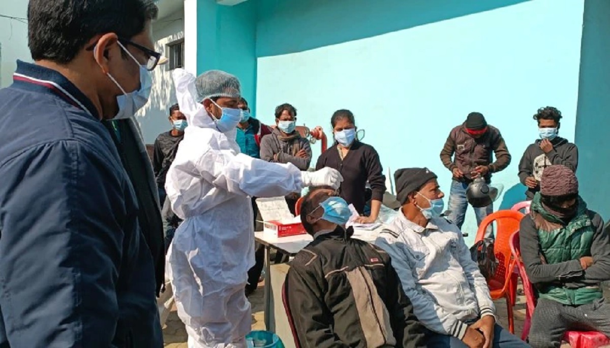 মাস্ক ছাড়াই বাজারে আসায় আটক করে করোনা পরীক্ষা