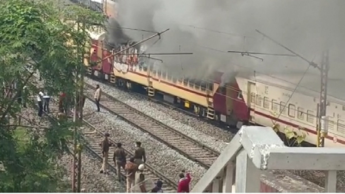 Fire Train Injan নিয়োগে অনিয়মের অভিযোগে যাত্রীবাহী ট্রেনে আগুন দিলেন চাকরিপ্রার্থীরা