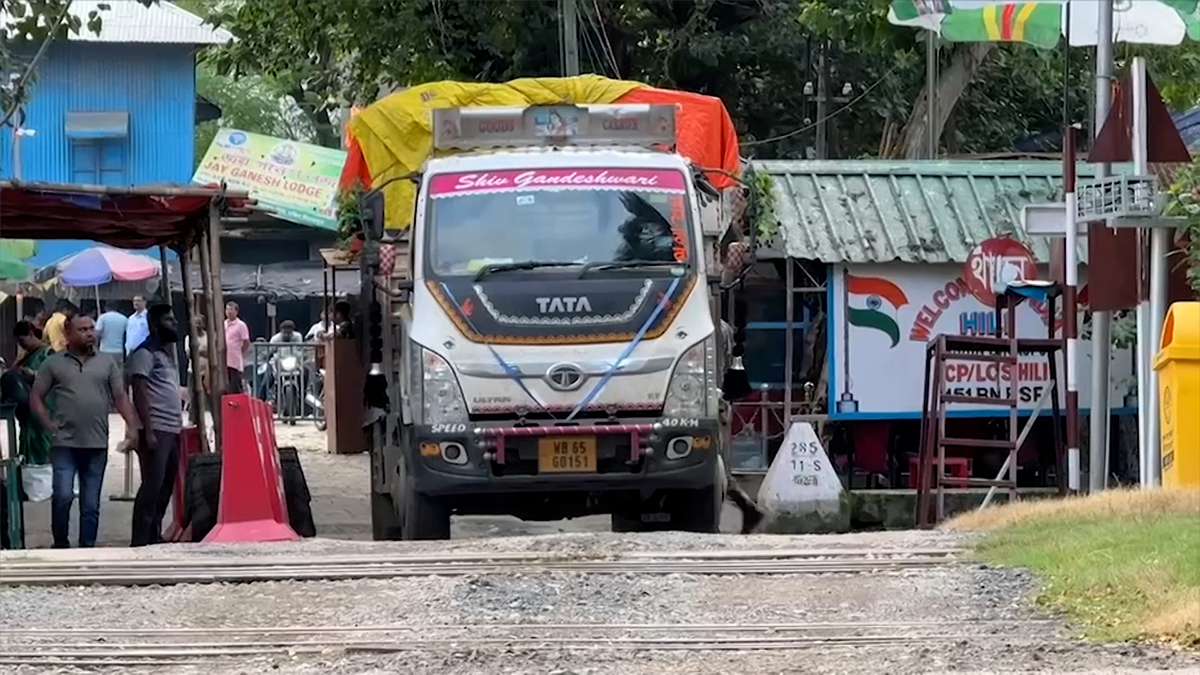 ৮ মাস পর হিলি বন্দর দিয়ে কাঁচামরিচ আমদানি শুরু