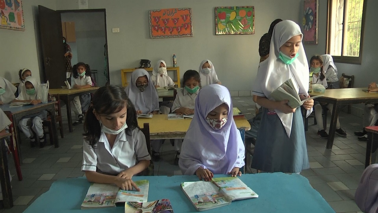 পাকিস্তানে করোনা সংক্রমণ কমে যাওয়ায় খুলে দেয়া হয়েছে করাচির একটি স্কুল