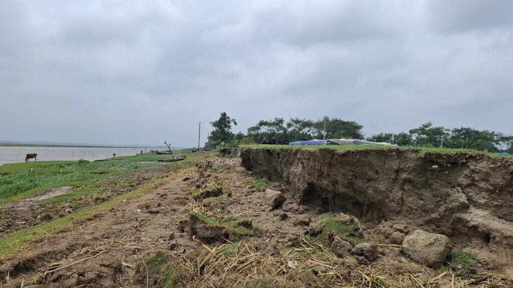 ঘূর্ণিঝড়ে বিলীন সাড়ে ৬ কিলোমিটার বেড়িবাঁধ