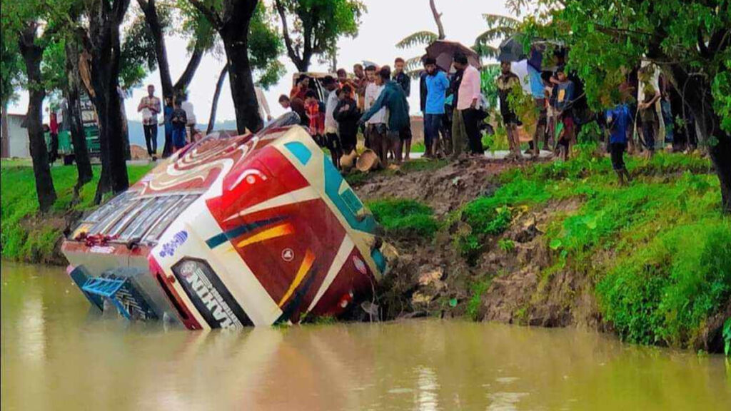 সিলেটের জকিগঞ্জে যাত্রীবাহী বাস খাদে, আহত ৭