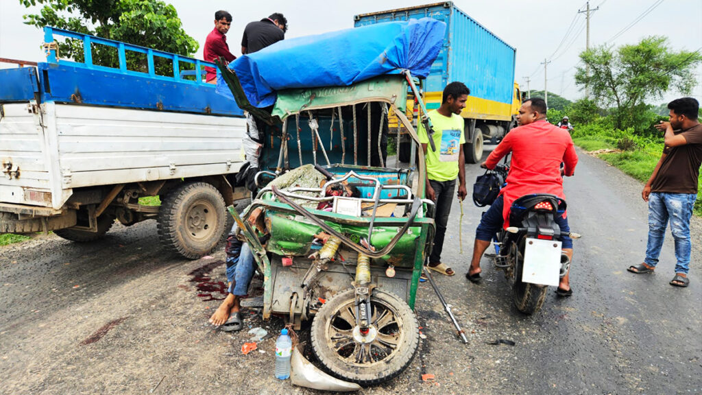 গাজীপুরে অটোরিকশা ও বাসের মুখোমুখি সংঘর্ষ, নিহত ২