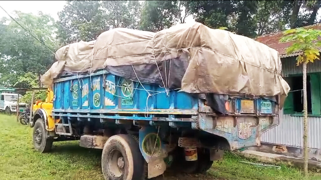 খাগড়াছড়িতে পাচারকালে ৭ লাখ টাকার গমসহ ট্রাক জব্দ, চালক আটক