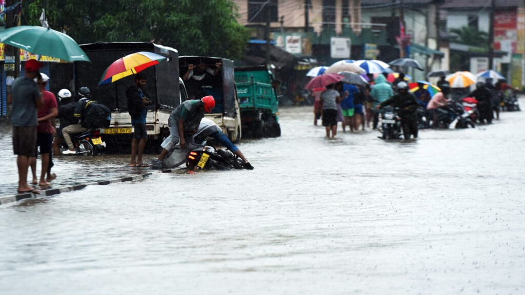 শ্রীলঙ্কায় বন্যা ও ভূমিধসে নিহত বেড়ে ১৫