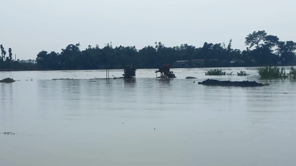 সুনামগঞ্জে বাড়ছে নদীর পানি, বন্যা আতঙ্কে স্থানীয়রা