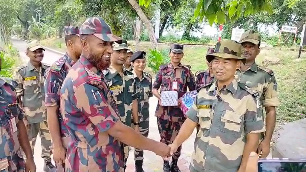 নদীয়া সীমান্তে বিএসএফ ও বিজিবির মধ্যে ঈদ শুভেচ্ছা বিনিময়