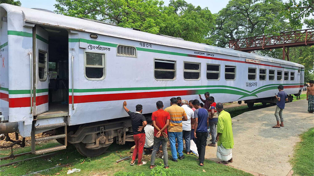 বিকল বরেন্দ্র এক্সপ্রেসের বগি উদ্ধার, উত্তরের সাথে রেল যোগাযোগ স্বাভাবিক