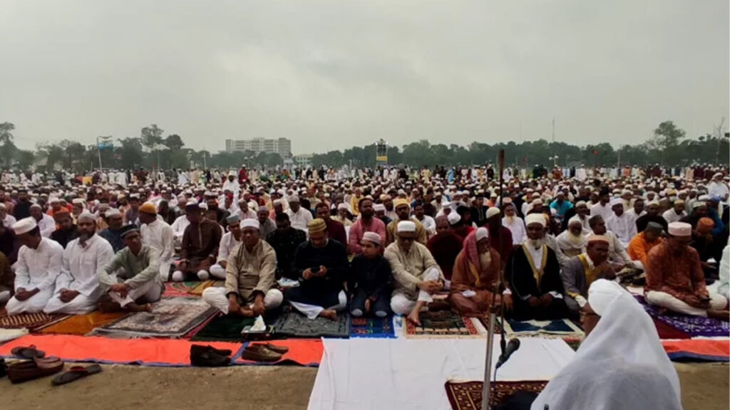 দিনাজপুরের ঐতিহাসিক গোর এ শহীদ ময়দানে ঈদের নামাজ অনুষ্ঠিত