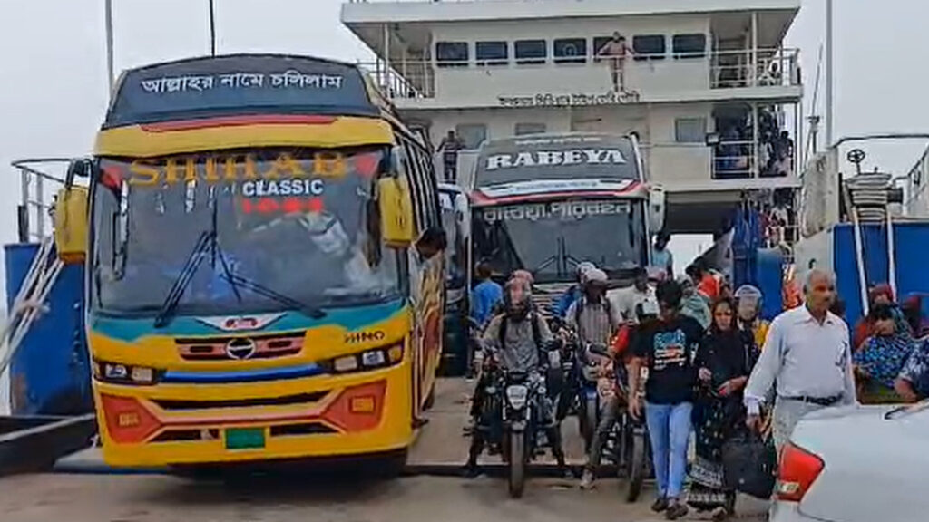 ‘দৌলত‌দিয়ায় যাত্রী‌ ও যানবাহনের চাপ বাড়লেও নেই ভোগান্তি’