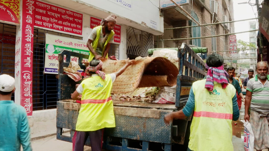 রাজধানীতে চলছে কোরবানির বর্জ্য অপসারণ কার্যক্রম