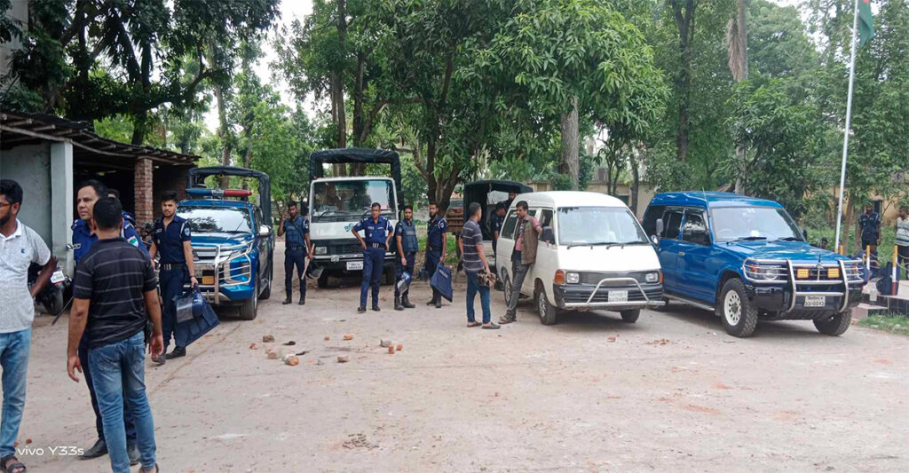 ঝিনাইদহে থানায় হামলার ঘটনায় ৪৫০ জনের নামে মামলা