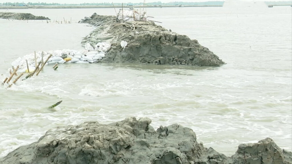 বেড়িবাঁধ সংস্কারে ব্যয় অর্ধশত কোটি টাকা, এরপরও খুলনা উপকূল কেন ডুবছে