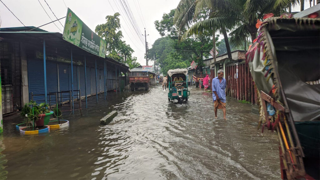 ভারী বৃষ্টিতে কুড়িগ্রাম শহরে জলাবদ্ধতা