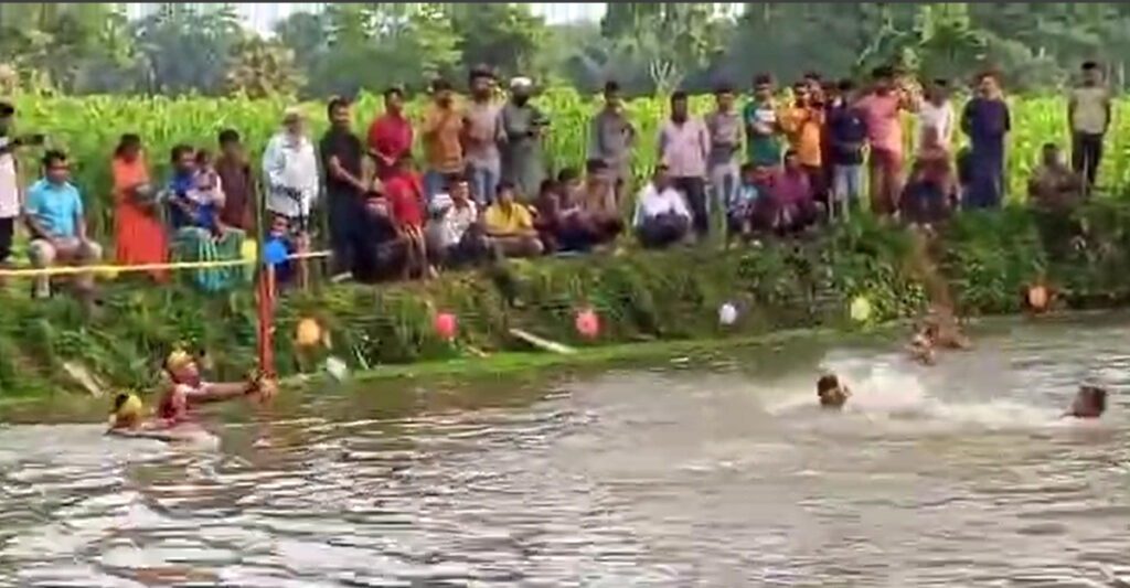 ঈদে ব্যতিক্রমী ওয়াটার পলো খেলায় মাতলো পাকুন্দিয়াবাসী