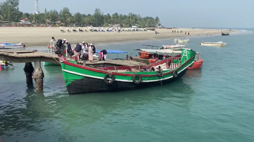 সেন্টমার্টিন থেকে ফেরার পথে মিয়ানমারের ছোঁড়া গুলিতে যুবক গুলিবিদ্ধ