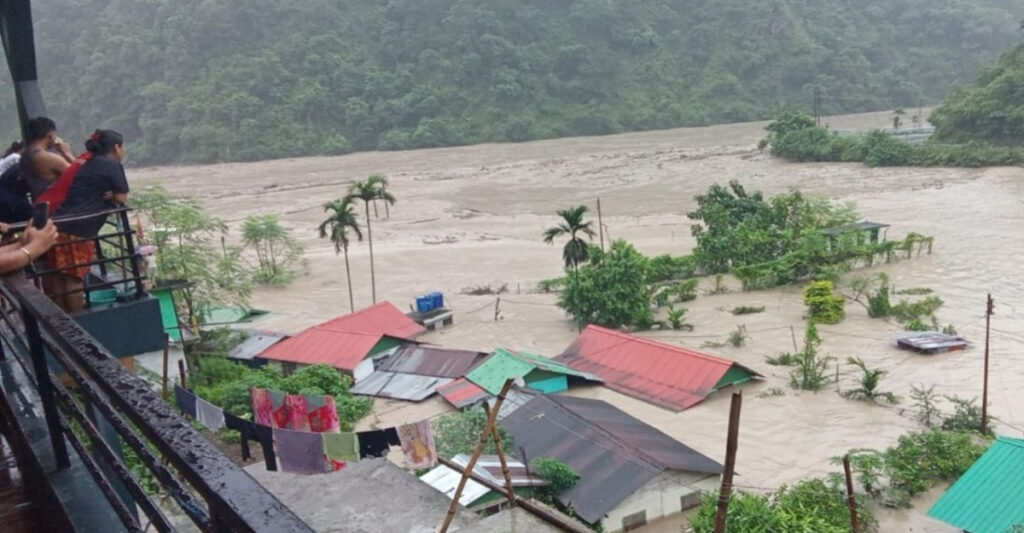 টানা বর্ষণ-ধস, বিপর্যস্ত সিকিমে আটকা পর্যটক উদ্ধার