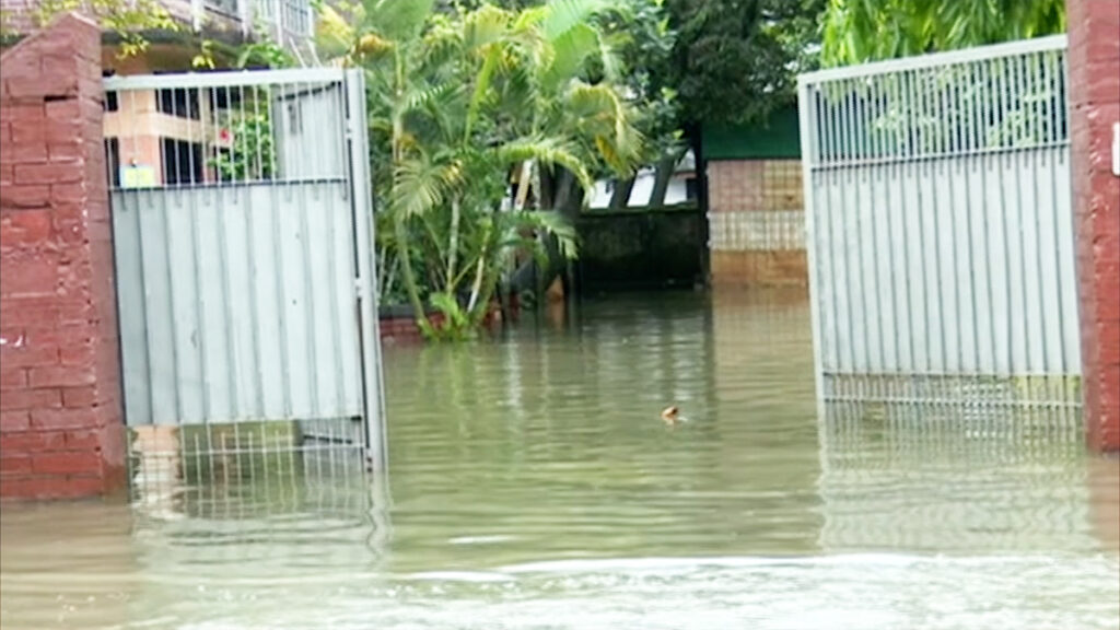 এবার সিলেট শহরের বিভিন্ন এলাকা প্লাবিত, বিপৎসীমা ছাড়িয়েছে সুরমার পানি