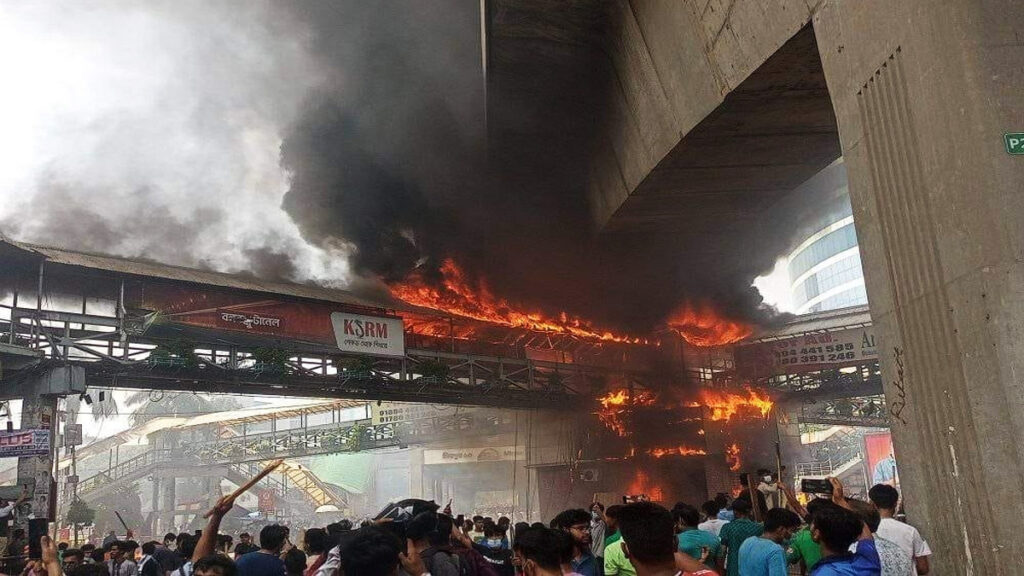 মিরপুর-১০ অগ্নিগর্ভ, পুলিশ বক্সে আগুন