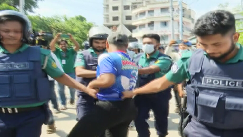 রাজশাহীর কোর্ট চত্বর থেকে চার আন্দোলনকারীকে আটক করেছে পুলিশ