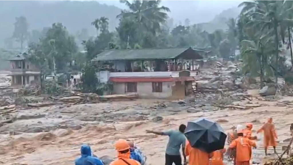 কেরালায় ভূমিধসে নিহত ৩৬, আটকা শতাধিক