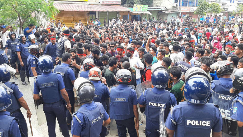 ঠাকুরগাঁওয়ে শিক্ষার্থীদের কর্মসূচিতে পুলিশি বাঁধা ও লাঠিচার্জ