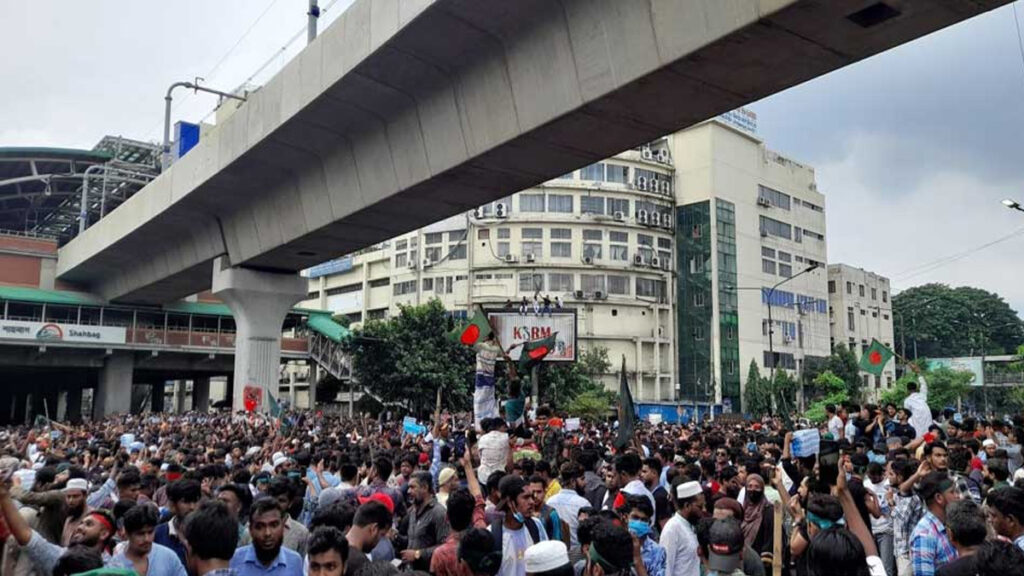 জনস্রোতে উত্তাল ঢাকার সড়ক, হাতে জাতীয় পতাকা-মুখে স্লোগান