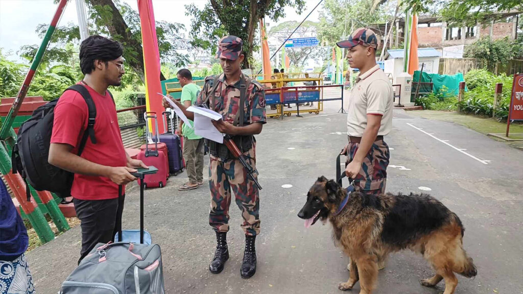 আখাউড়া ইমিগ্রেশন পুলিশের বাড়তি সতর্কতা, সীমান্তে কঠোর নজরদারিতে বিজিবি