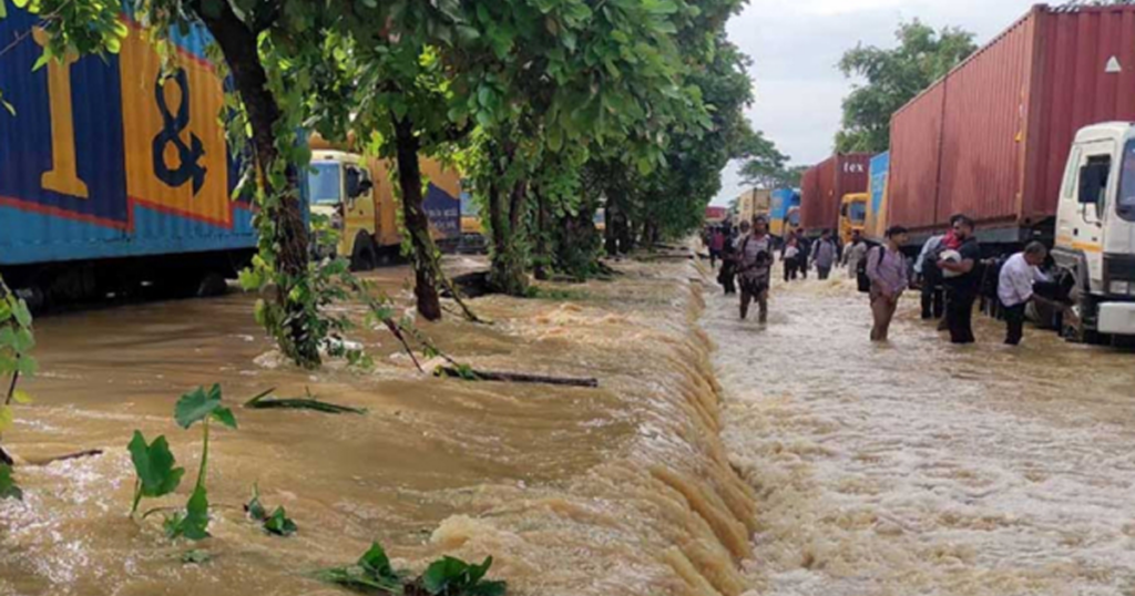 বন্যা: ঢাকা-চট্টগ্রাম মহাসড়কে অচলাবস্থা