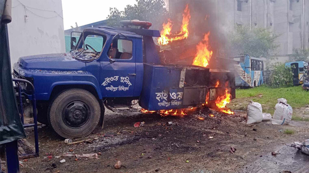 গাজীপুরের শ্রীপুর হাইওয়ে থানা ভাঙচুর ও গাড়িতে আগুন