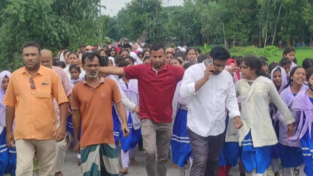 স্কুলের জমি সংক্রান্ত বিরোধে শিক্ষক-শিক্ষার্থীর ওপর হামলা