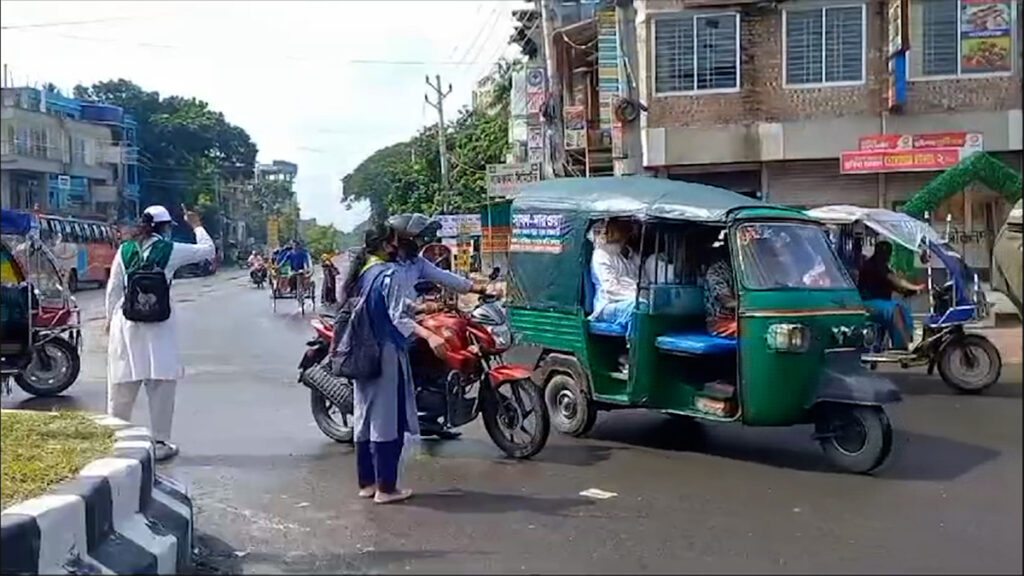 আজও দেশের বিভিন্ন স্থানে ট্রাফিকের দায়িত্বে শিক্ষার্থীরা