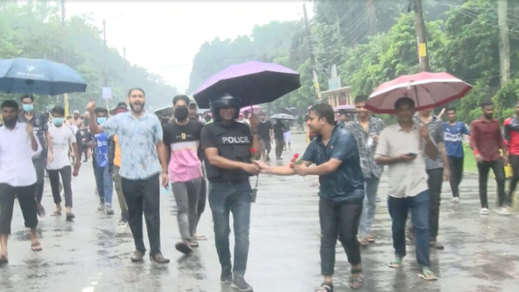 রংপুরে পুলিশকে ফুল দিয়ে বরণ করলো শিক্ষার্থীরা