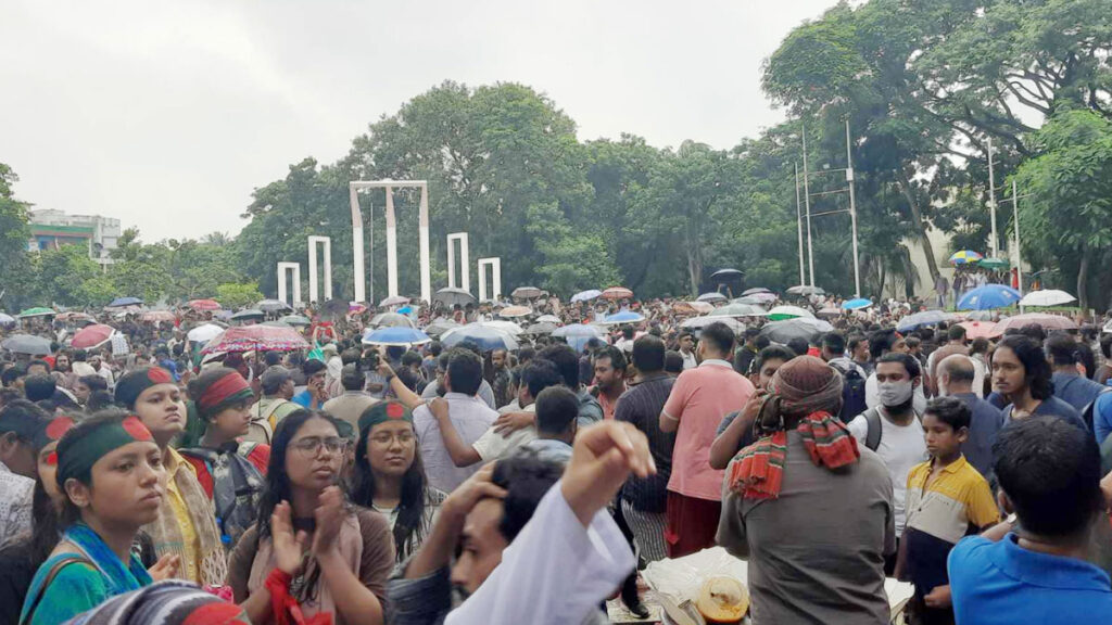 স্লোগানে স্লোগানে মুখর কেন্দ্রীয় শহীদ মিনার