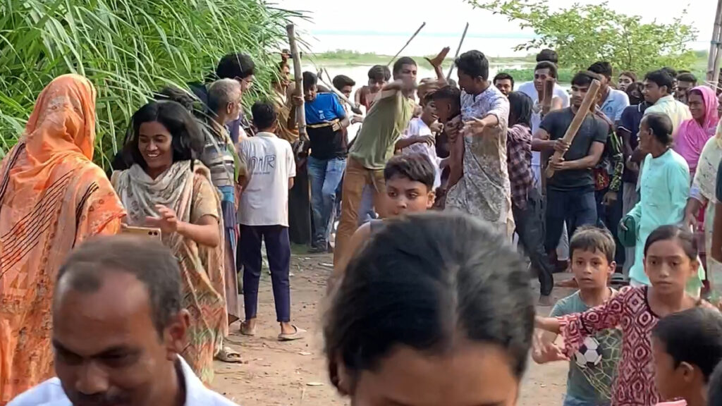 আন্দোলনে হত্যা ও ধর্ষণের অভিযোগে ছাত্রলীগের ২ কর্মীকে গণধোলাই