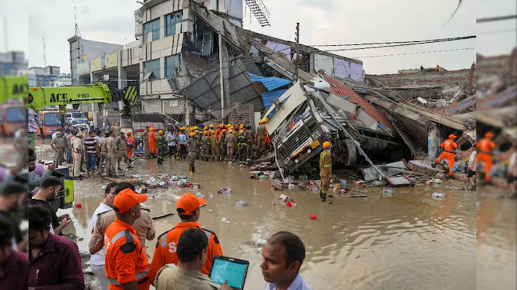 ভারতের লখনৌ’তে তিনতলা ভবন ধসে নিহত ৮, আহত ২৮