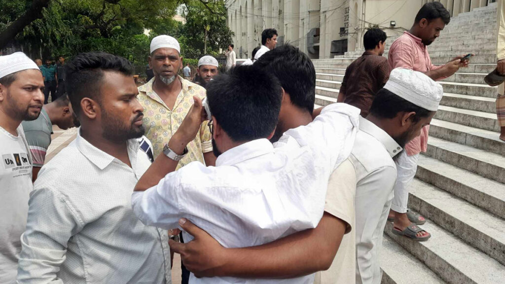 বায়তুল মোকাররম মসজিদে দুই খতিবের অনুসারীদের মারামারি