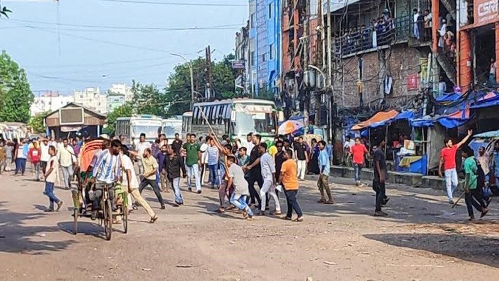 নারায়ণগঞ্জে বাস টার্মিনাল দখলকে কেন্দ্র করে বিএনপির দু’গ্রুপের সংঘর্ষে আহত অন্তত ১০