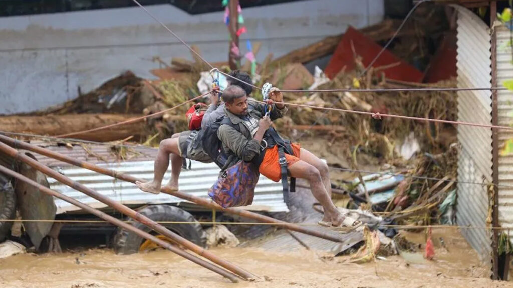 বন্যা থেকে বাঁচতে ছাদ থেকে ছাদে লাফ দিচ্ছে নেপালিরা