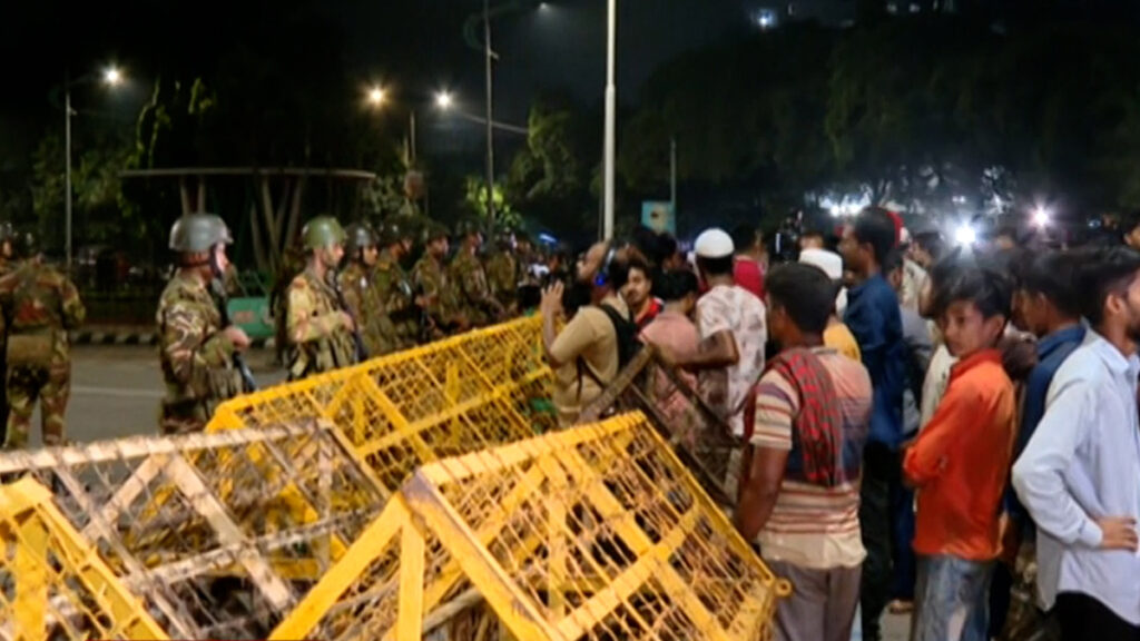 বঙ্গভবন এলাকা ছেড়েছে বিক্ষুব্ধ ছাত্র-জনতা, নিরাপত্তা জোরদার