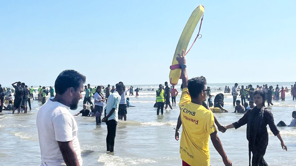 পূজার ছুটিতে পর্যটকে মুখরিত কক্সবাজার সমুদ্র সৈকত