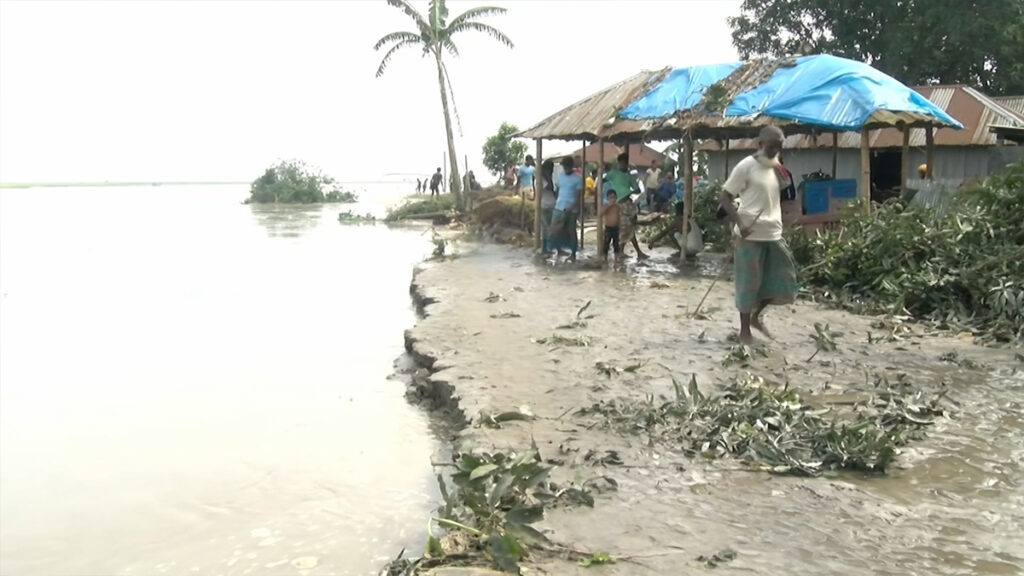 উত্তরাঞ্চলে ধীরে ধীরে নামছে পানি, কমেনি দুর্ভোগ