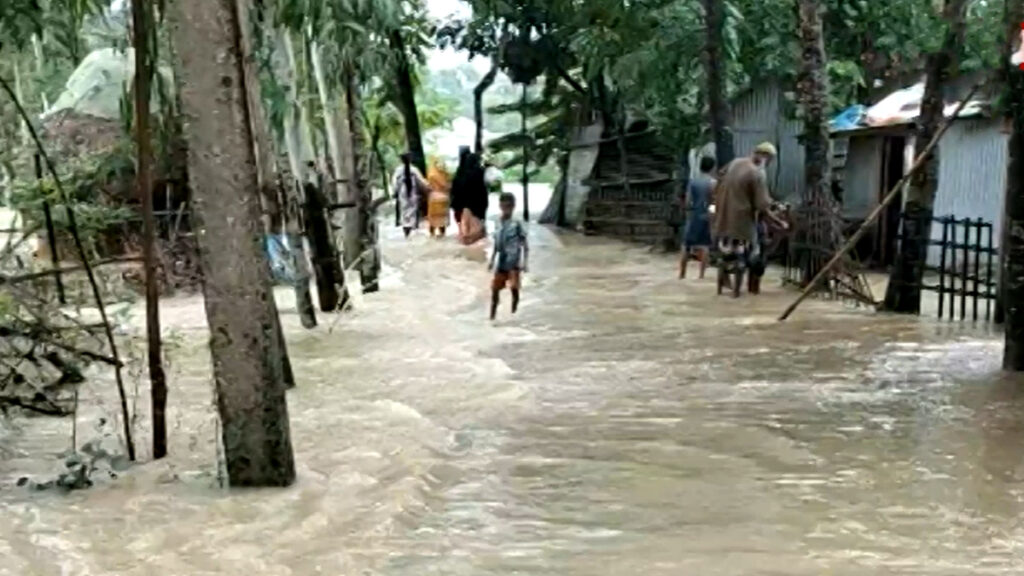 শেরপুর, ময়মনসিংহ ও নেত্রকোণায় বন্যা পরিস্থিতির অবনতি, ডুবছে নতুন নতুন এলাকা