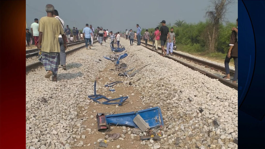 কুমিল্লায় ট্রেনের ধাক্কায় অটোরিকশার ৫ যাত্রী নিহত