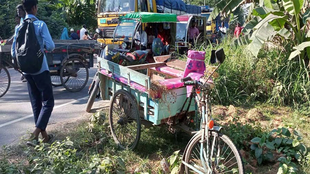 দিনাজপুরে কাভার্ড ভ্যানের ধাক্কায় নিহত ১