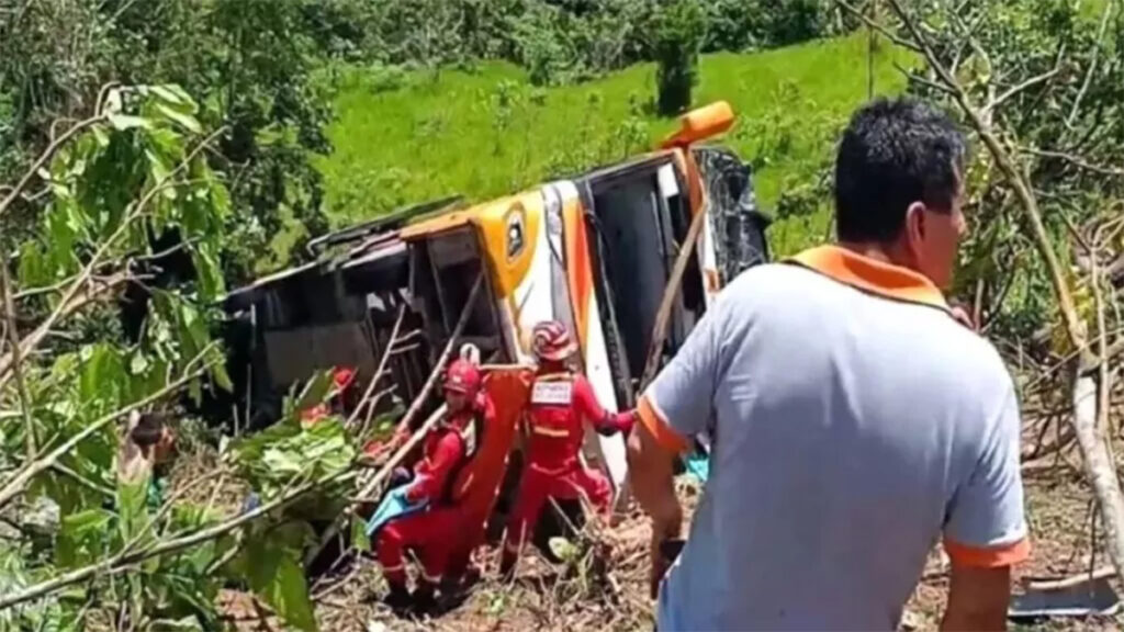 পেরুতে বাস দুর্ঘটনায় ৭ জনের মৃত্যু