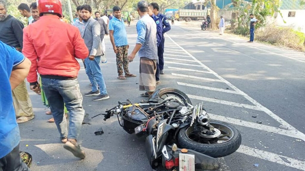 রাজশাহীতে বাসচাপায় স্বামী-স্ত্রীসহ তিনজন নিহত